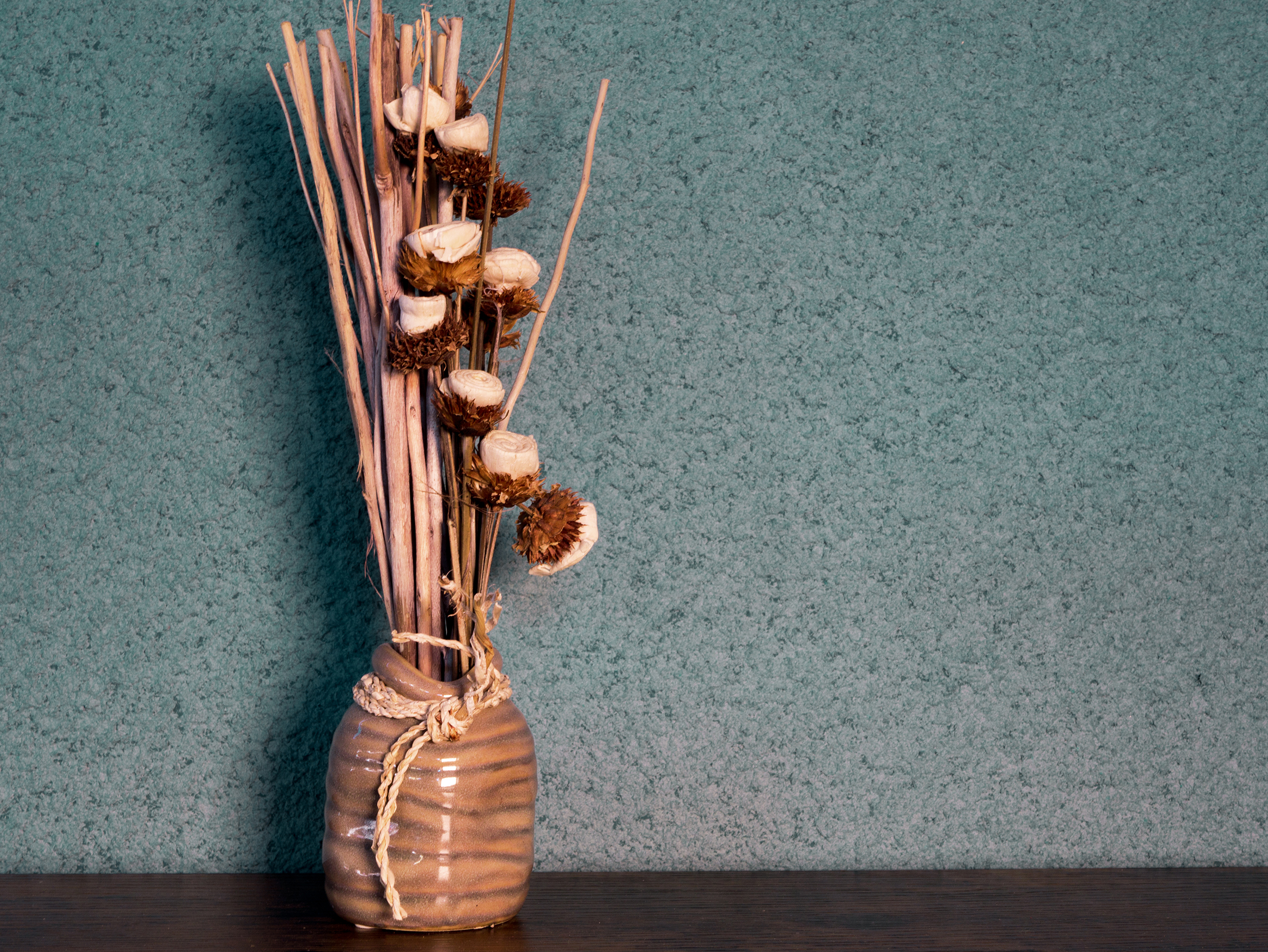 Über uns: Ihr Spezialist für Wand- und Deckenbeläge aus natürlichen Rohstoffen 6 a vase with dried flowers and sticks